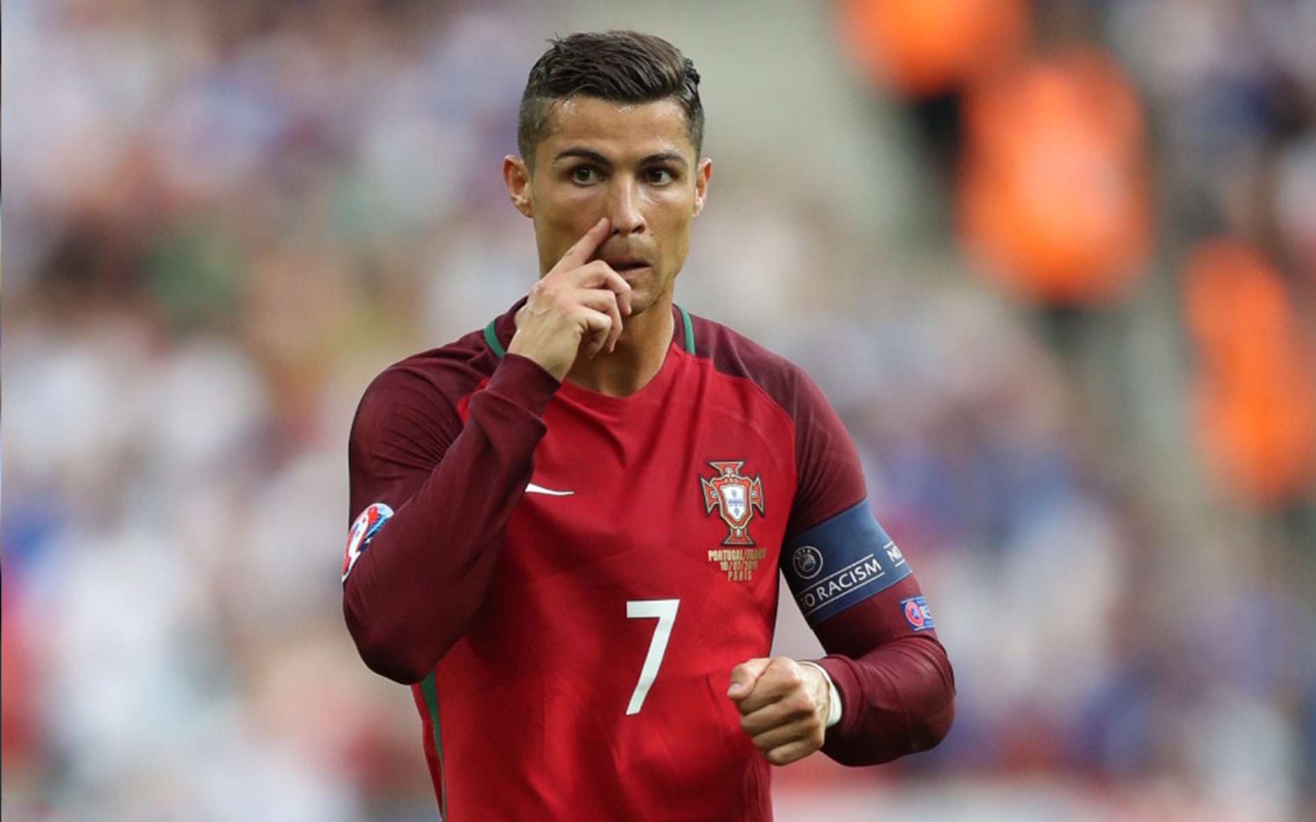 星空体育在线登录-激烈角逐：球场上的火药味愈发浓厚，足球场上球迷放的烟火