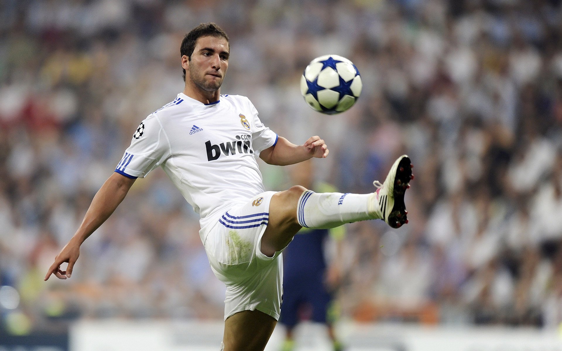 星空体育在线登录-未来足球赛场将采用全息投影技术，创造沉浸式观赛体验，足球全景